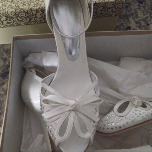 New Ivory Satin Rhinestone Sandals - Picture 1 of 8